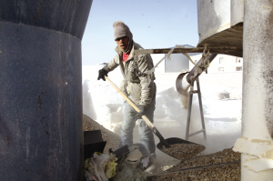 智障者被乞丐收養(yǎng)所賣(mài)為“包身工” 與狗同食一鍋面