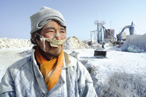 智障者被乞丐收養所賣為“包身工” 與狗同食一鍋面