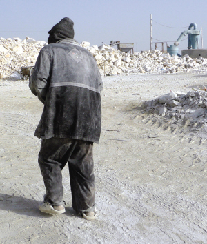 智障者被乞丐收養所賣為“包身工” 與狗同食一鍋面