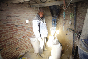 智障者被乞丐收養(yǎng)所賣為“包身工” 與狗同食一鍋面