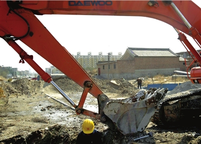 北京“最牛釘子戶”終讓道 堅(jiān)守4年拒搬遷堵路(圖)