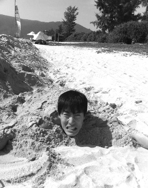 劉翔三亞度假樂翻天 飛人搞怪曬出“活埋照”