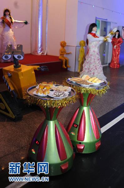 濟(jì)南出現(xiàn)機(jī)器人餐廳(組圖)