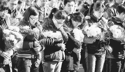 復旦黃山獲救學生拜訪遇難民警父母 集體喊爸媽