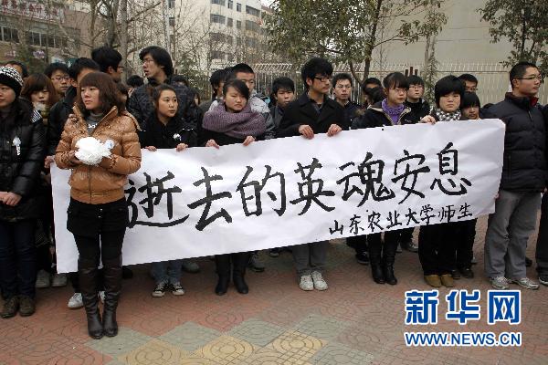 泰安社會各界自發悼念犧牲民警(圖)