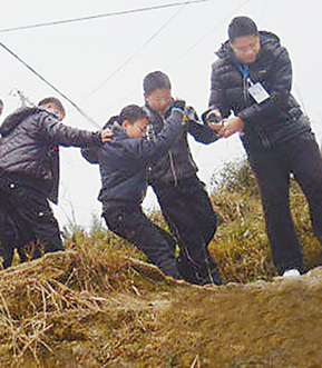 直擊冰災嚴重五省區:冰雪中，用心溫暖上學路 圖