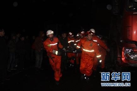 滬昆高速貴黃段多輛車連環(huán)相撞 交通暫時中斷