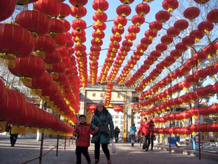 煙臺(tái)街頭掛起大紅燈籠年味越來越濃