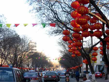 煙臺(tái)街頭掛起大紅燈籠年味越來越濃