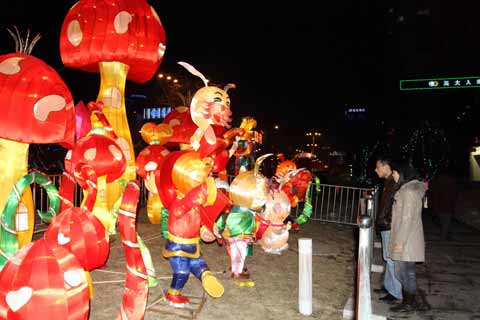 火紅花燈為港城煙臺(tái)春節(jié)添彩[組圖]