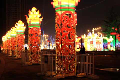 火紅花燈為港城煙臺春節添彩[組圖]