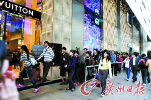 “零負(fù)團(tuán)費”屢屢橫行 港澳購物游何時能降溫？