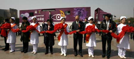 香港葉氏化工向山東捐贈流動眼科手術車