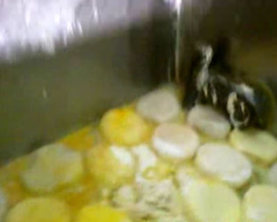 上海華聯等超市被曝多年銷售染色饅頭