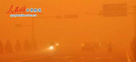 甘肅現九年最強沙塵暴 天空昏暗街牌被刮倒