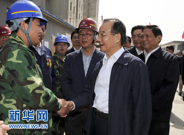 溫家寶“五一”節(jié)到保障性住房建設(shè)工地看望工人