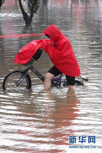 全國多地迎來強(qiáng)降雨天氣