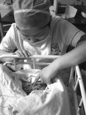 四川一孕婦生下“雙頭嬰兒”(圖)