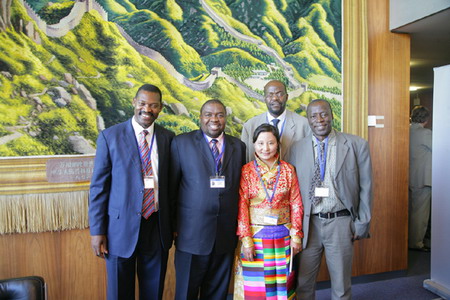 藏族鄉村女郵遞員尼瑪拉木：生命重要，信件也重要