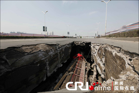 長春1座大橋橋面塌陷致貨車墜河