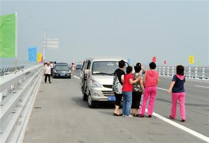 銘記歷史時刻:膠州灣橋隧通車