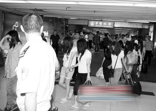 60名偷渡“北妹”被香港遣返回內地(組圖)