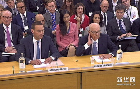 默多克聽證會遇襲 鄧文迪飛身護夫[組圖]