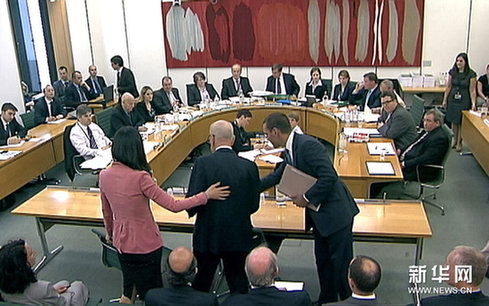 默多克聽(tīng)證會(huì)遇襲 鄧文迪飛身護(hù)夫[組圖]