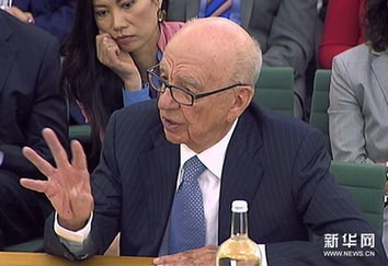 默多克聽證會遇襲 鄧文迪飛身護夫[組圖]