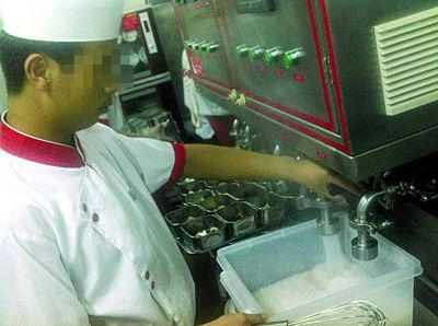 記者親歷海底撈骨湯勾兌過(guò)程(組圖)