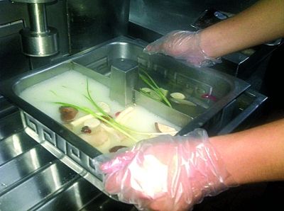 記者親歷海底撈骨湯勾兌過(guò)程(組圖)