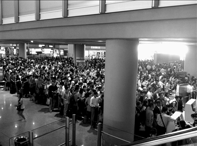 國(guó)內(nèi)機(jī)場(chǎng)安檢昨日突然升級(jí) 乘客隊(duì)伍現(xiàn)混亂場(chǎng)面