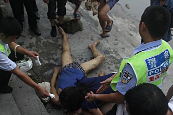 “90后”護士跪地施救溺水老人被贊“最美女孩”