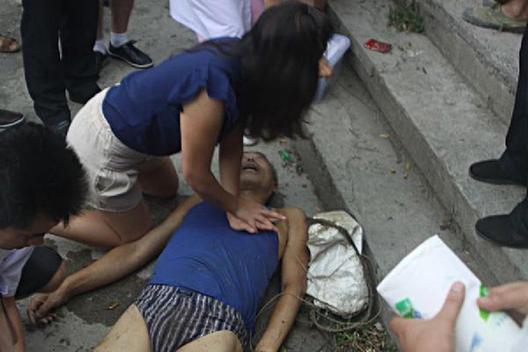 “90后”護士跪地施救溺水老人被贊“最美女孩”