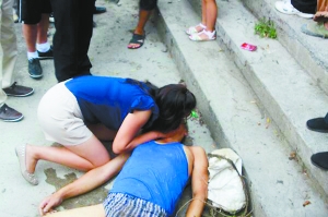 “90后”護士跪地施救溺水老人被贊“最美女孩”