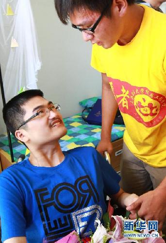 爸爸背你去上學—“漸凍人”大學生和送奶工父親