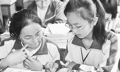 女生攙扶殘疾同村一起求學九年 每天形影不離