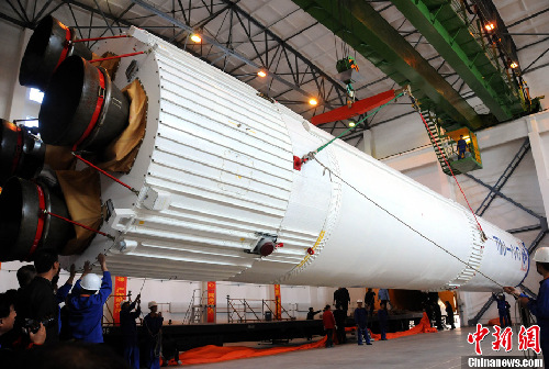 “神八”運載火箭運至測試廠房