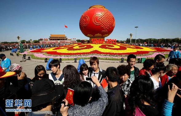 全國(guó)各地景區(qū)迎來(lái)客流高峰 大部地區(qū)天氣適宜出行