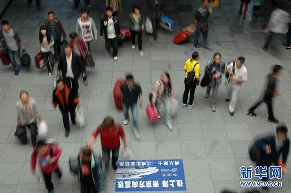 國(guó)慶長(zhǎng)假將結(jié)束 各地迎來(lái)返程客流高峰