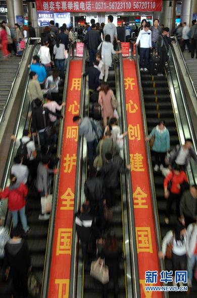 國慶長假將結束 各地迎來返程客流高峰