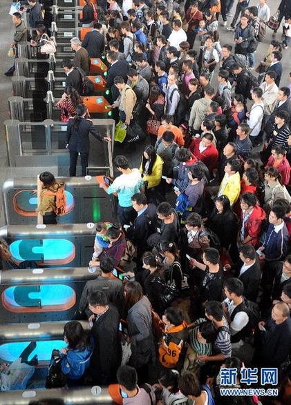 國慶長假將結束 各地迎來返程客流高峰