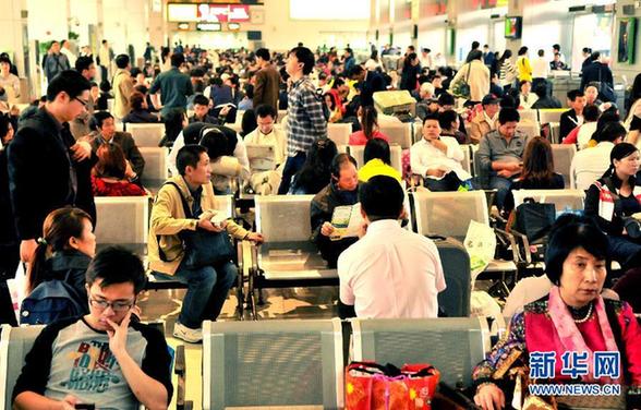 國慶長假將結束 各地迎來返程客流高峰