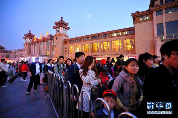 國慶長假將結束 各地迎來返程客流高峰