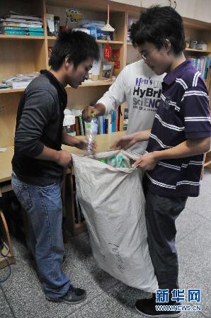 揚州大學大學生收廢品資助學童引網民熱捧