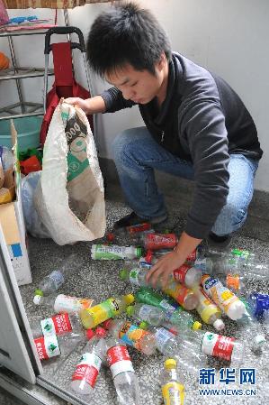 揚(yáng)州大學(xué)大學(xué)生收廢品資助學(xué)童引網(wǎng)民熱捧