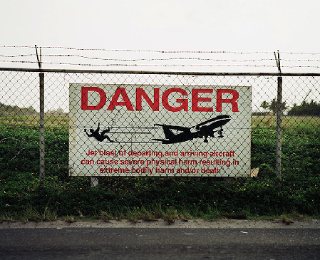 攝影師拍飛機“擦著”人頭降落奇景