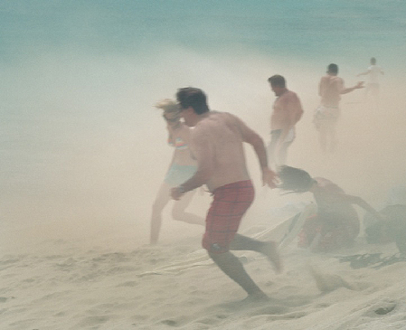 攝影師拍飛機“擦著”人頭降落奇景