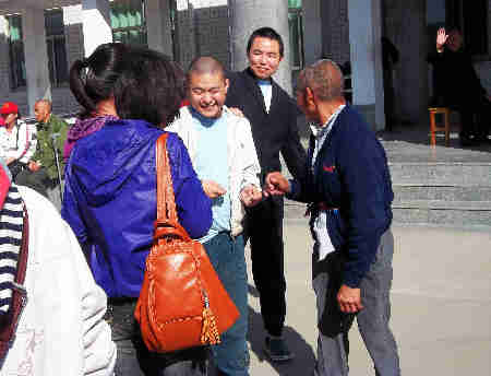 鄭州慈善日 大學生走進福利院送愛心