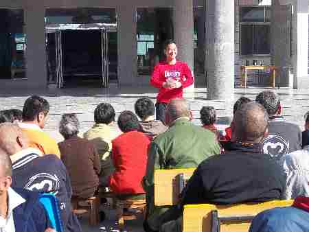 鄭州慈善日 大學生走進福利院送愛心